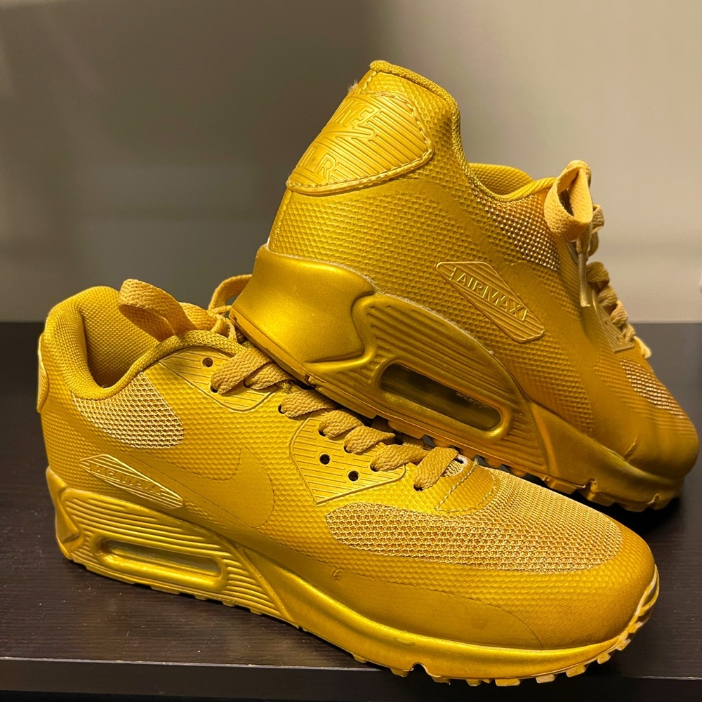 Nike Womens Air Max 90 size 7 - Gold